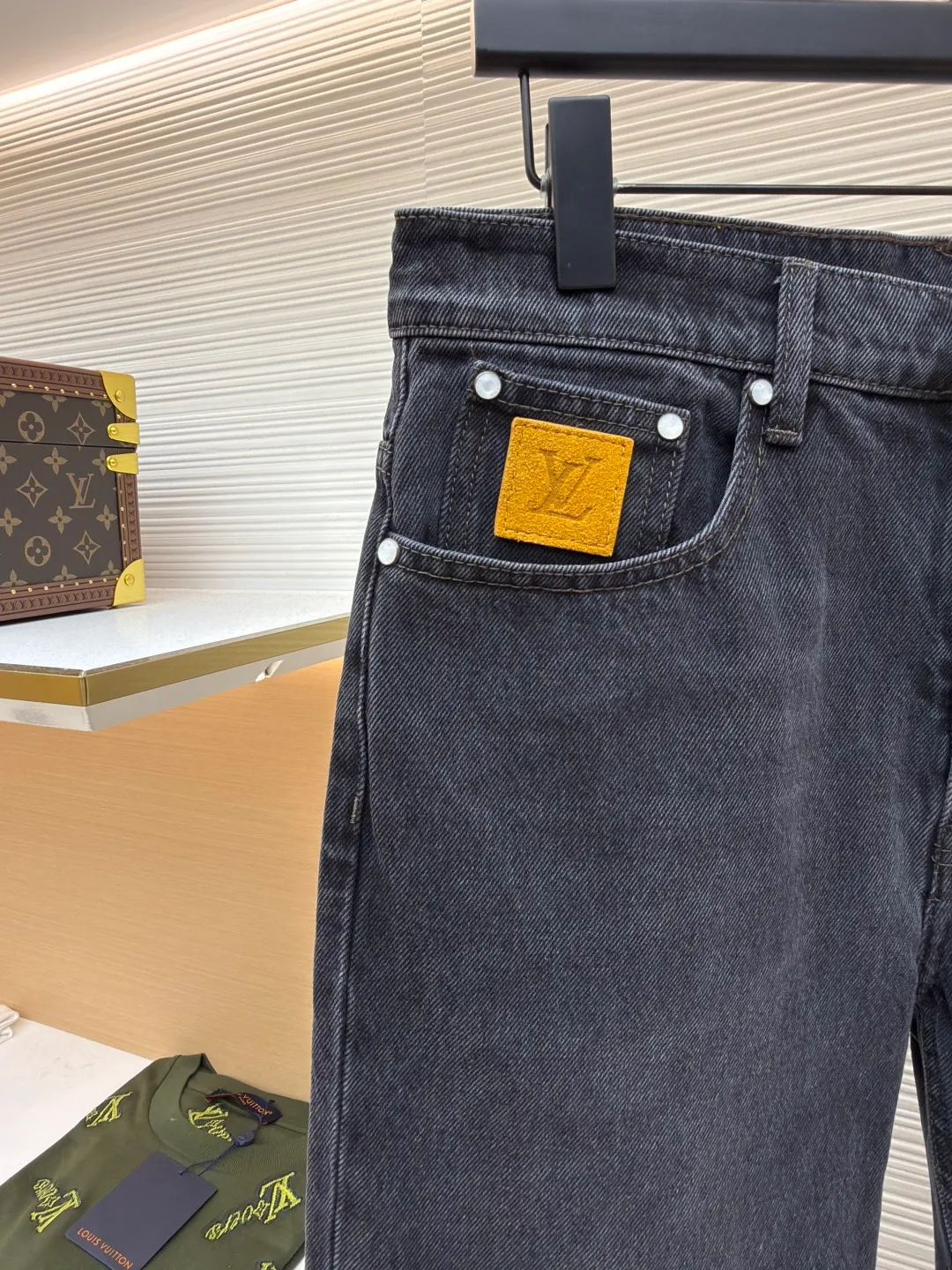 LOUISVUITTON patch letter jeans ●Authentic product: purchased and developed at 9350 ●Item number: 1680715-B10 ●Fabric: denim fabric ●Technology: washed production ●Version: fitted version ●Weight: about 685 grams ●Size: 30-32-34-36 ●Description: Letters gold gold thread embroidered denim Brand presbyopia logo iconic pattern It has a strong street American style and is very chic. The whole piece is still the same loose version as always, which hides the flesh. The regular denim lapel design gives people a smart and generous look. Customized logo buttons and leather labels come with a full set of accessories. It is cool, stylish and fairy-like. It is also an absolute C-position piece and is highly recommended!  Very heavy work, exquisite details, special washing process, multiple washings can show the same perfect washing color effect as the original. The overall wiring is straight and delicate, the fabric is comfortable and soft, and the color is consistent without color difference. It can be matched with the same style to create a fashionable look and control various occasions. Customized accessories, complete with three standards, same style for men and women!